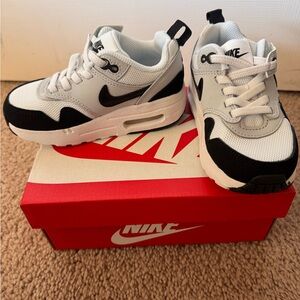 Nike Kids' Black and White Air Max 1